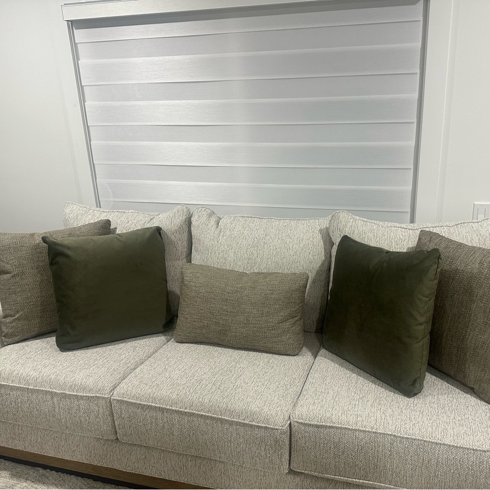 SELLING FULL SETS OF PILLOWS brand new